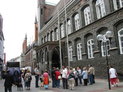 zusammen mit unserem Stadtführer stehen wir vor dem Lübecker Rathaus